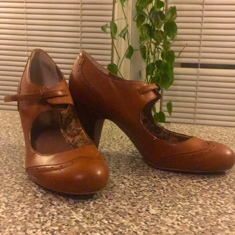 CROWN VINTAGE Mary Janes
